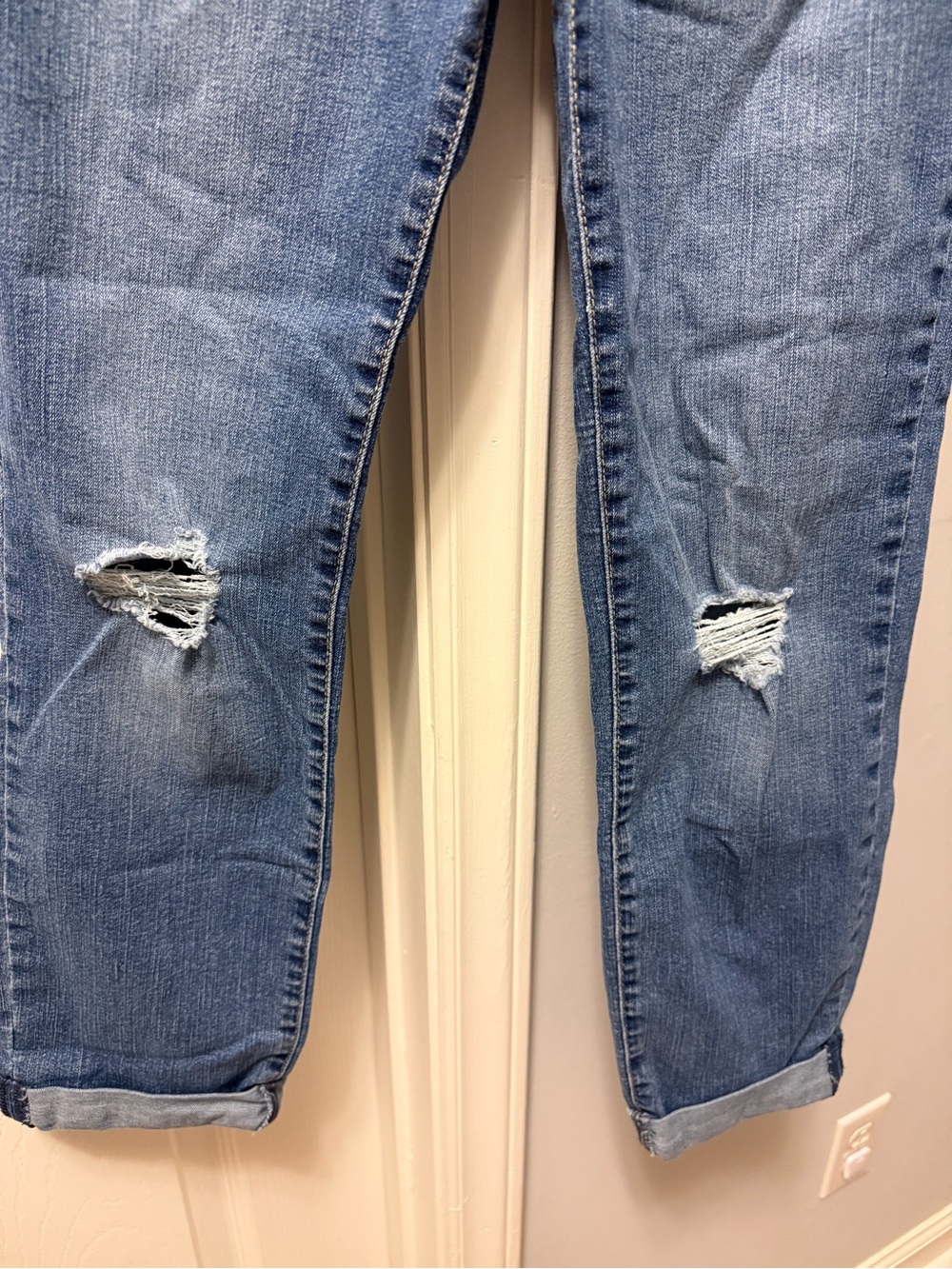 Levi’s Classic High-Rise Distressed Women’s Jeans in Blue - Picture 9 of 9